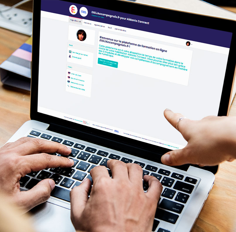 Ordinateur avec la plateforme et si j'accompagnais pour Aidants Connect ouverte dessus