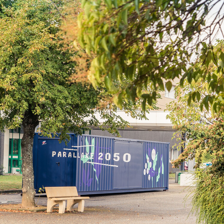 Container Parallaxe 2050 ouvert avec le dispositif d'escape game visible à l'intérieur